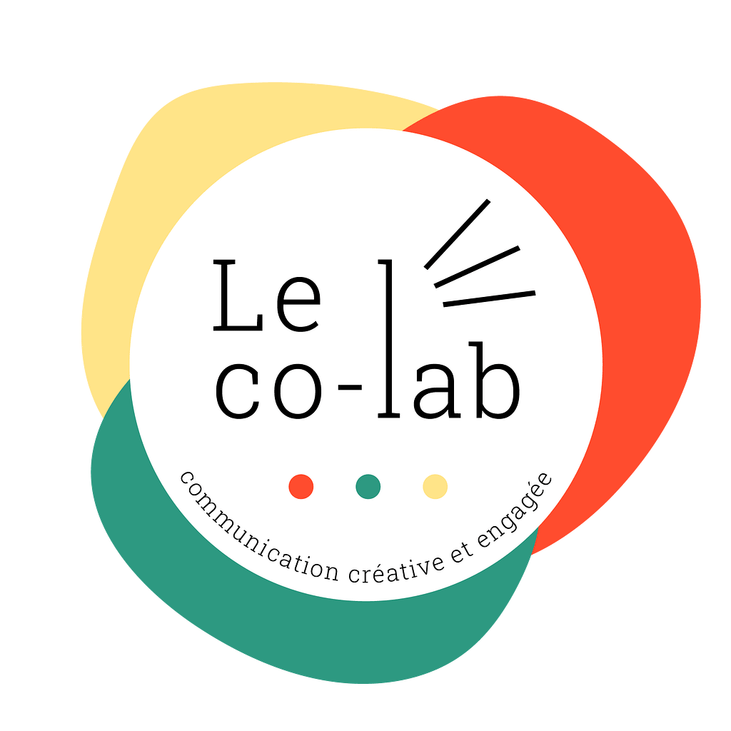 Logo du Co-lab : un cercle blanc au centre, dan slequel est écrit le nom. Autour, trois pétales, de trois couleurs différentes, pour symboliser les trois membres et les trois compétences du collectif.