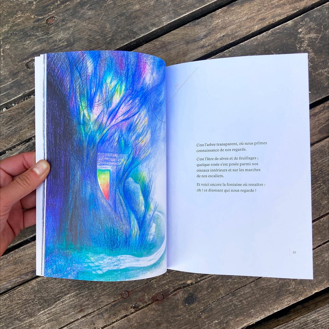 Double page de la partie 2 "La demeure aux infinis". Page de gauche une illustration au crayon dans les tons bleu avec des petites touches plus lumineuses, comme sous la mer. Page de droite : un poème.