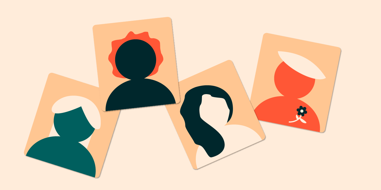 Quatre photos d'identité montrent quatre personnages de couleurs de peau et coiffures différentes. Il n'est pas possible de leur assigner un genre.